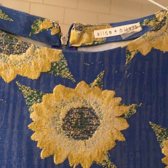 Alice + Olivia blue sunflower print jacquard style fabric short sleeve top - Picture 2 of 4
